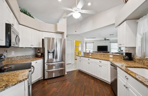Pelican Casa | Cape Coral Comfort: Your 3BR Family Getaway!