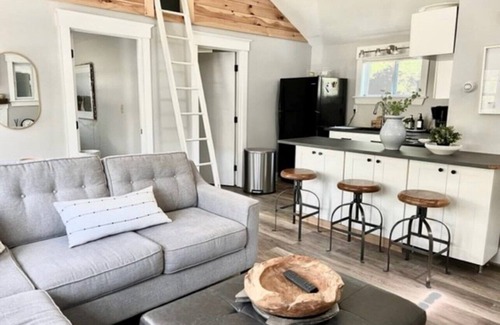 South Dennis Cabaña | Cape Cottage Getaway. Minutes to Mayflower Beach