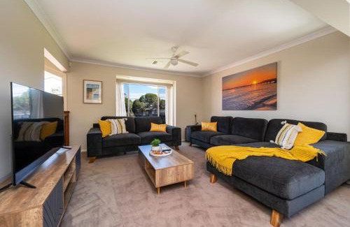 Capel Sound Casa | Capel Grand Villa - Pet-Friendly Beach Escape