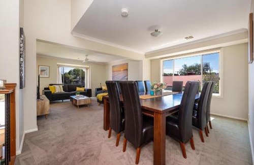 Capel Sound Casa | Capel Grand Villa - Pet-Friendly Beach Escape