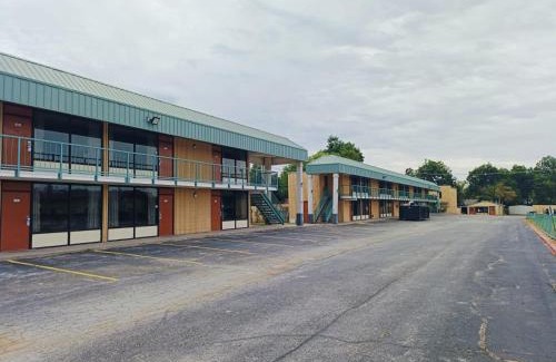 Lawton Hotel | Capital O Travelers Inn Lawton Fort Sill