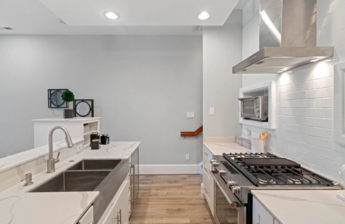 Southeast Casa | Capitol Hill Hidden Gem with an impeccable roof top view!