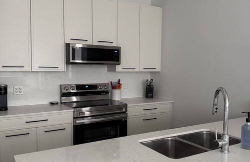 Central Okanagan Condominio | Capri Central Kelowna - Quiet 2 Bedroom with Mountain Views