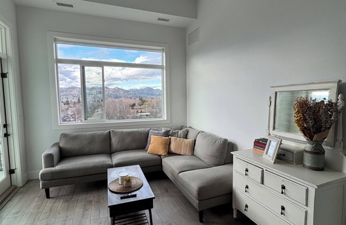 Central Okanagan Condominio | Capri Central Kelowna - Quiet 2 Bedroom with Mountain Views