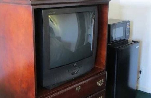 Redwood Oaks Hotel | Capri Motel