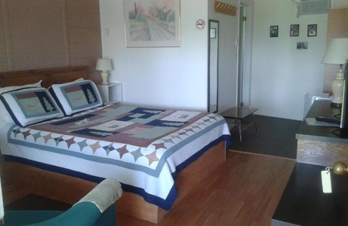 Ivy Lea Hotel | Capricorn Motel Royale 1000 Islands