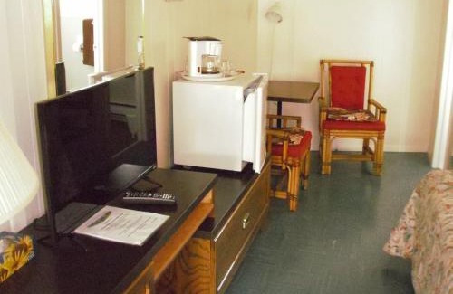 Ivy Lea Hotel | Capricorn Motel Royale 1000 Islands