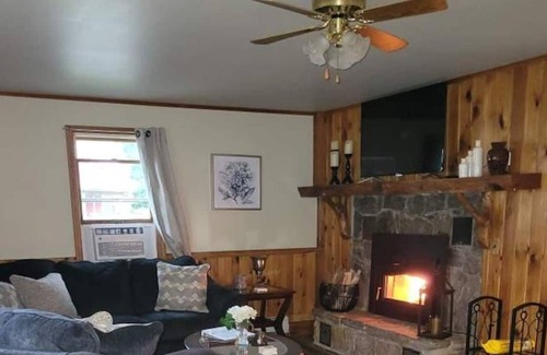 Northville Casa | Caps' Cozy Cabin of Northville Village