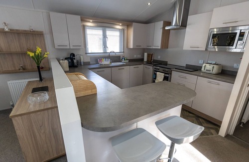 Mudeford Casa | 'Captain's Lodge' - a luxury lodge by the beach on Sandhills Holiday Park, Mudeford
