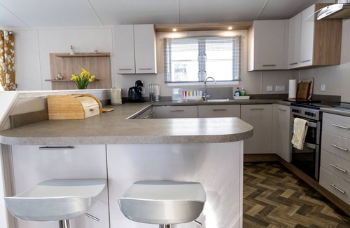 Mudeford Casa | 'Captain's Lodge' - a luxury lodge by the beach on Sandhills Holiday Park, Mudeford