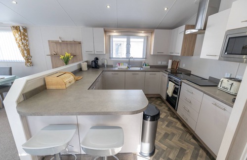 Mudeford Casa | 'Captain's Lodge' - a luxury lodge by the beach on Sandhills Holiday Park, Mudeford