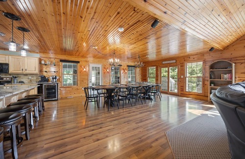 Clarkson Cabina | Captain's Lodge+ Nolin Lake + Mammoth Cave+ Arcade + Hot Tub, Table Tennis + Foosball+ Pizza Oven