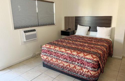 Everglades City Hotel | Captain's Table Hotel by Everglades Adventures