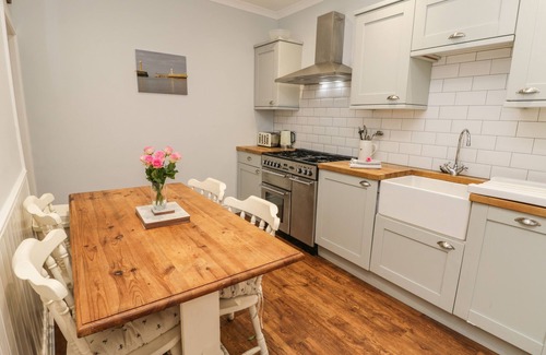 Whitby Cabaña | CAPTAINS COTTAGE, pet friendly, character holiday cottage in Whitby