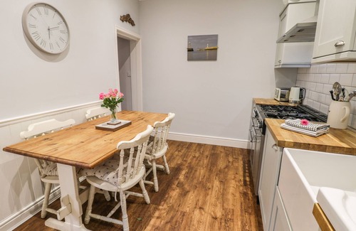 Whitby Cabaña | CAPTAINS COTTAGE, pet friendly, character holiday cottage in Whitby