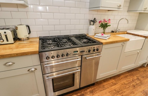 Whitby Cabaña | CAPTAINS COTTAGE, pet friendly, character holiday cottage in Whitby