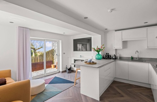 Dartmouth Cabaña | CAPTON SNUG, pet friendly, country holiday cottage in Dartmouth