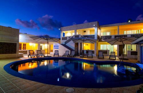 St. Lawrence Gap Apartamento | Carambola Hotel with Pool Access, Steps to Beach