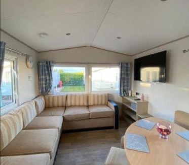 Kinmel Bay Otro | Caravan - 3 Bedrooms, Sleeps 8
