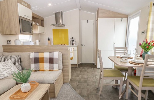 Malltraeth Cabaña | CARAVAN AT BODERW, family friendly, with a garden in Llangefni
