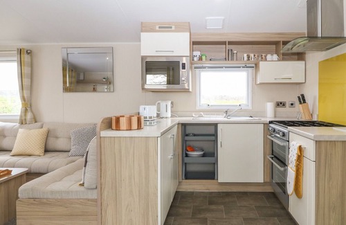 Malltraeth Cabaña | CARAVAN AT BODERW, family friendly, with a garden in Llangefni