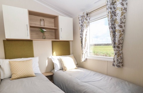 Malltraeth Cabaña | CARAVAN AT BODERW, family friendly, with a garden in Llangefni