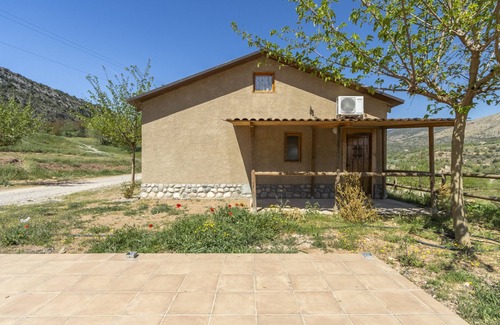 Alos de Balaguer Alquiler De RV | Caravana 'Bungalow 3' con vistas a la montaña, Wi-Fi y aire acondicionado