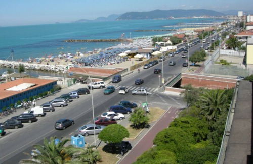 Marina di Massa Alquiler De RV | Caravan "Bungalow Adamo" with Private Terrace & Wi-Fi