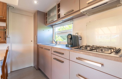 Frejus Alquiler De RV | Caravana 'Le Mediterranéen' con vistas a la montaña, piscina compartida y aire acondicionado