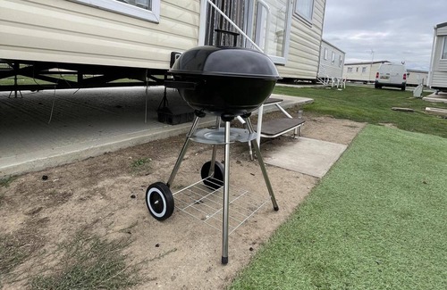 Clacton-on-Sea Cabina | Caravan - Sleeps 10 - Pet Friendly - Parking