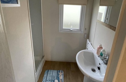 Clacton-on-Sea Cabina | Caravan - Sleeps 10 - Pet Friendly - Parking