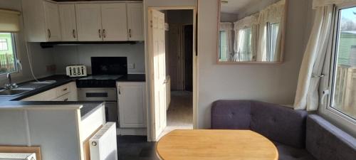 Llanfair Caereinion Villa | Caravan - Sleeps 8 pet friendly & hot tub