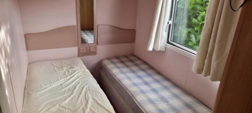Llanfair Caereinion Villa | Caravan - Sleeps 8 pet friendly & hot tub