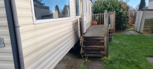 Llanfair Caereinion Villa | Caravan - Sleeps 8 pet friendly & hot tub