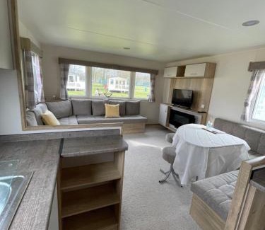 Flookburgh Casa | Caravan - Sleeps up to 8 & Free parking