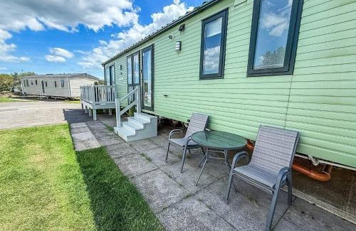 Skegness Complejo | Caravan with decking at Southview Park ref 33059V