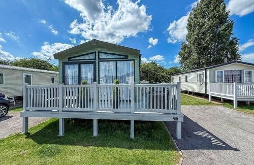Skegness Complejo | Caravan with decking at Southview Park ref 33059V