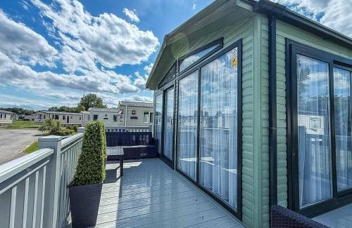 Skegness Complejo | Caravan with decking at Southview Park ref 33059V