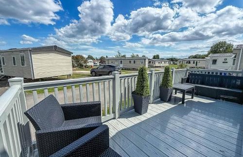 Skegness Complejo | Caravan with decking at Southview Park ref 33059V