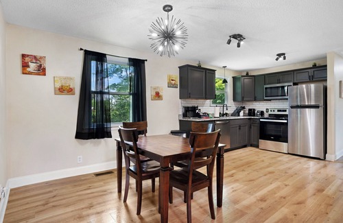 Clarksville Casa | Carbon Ridge 300mbps WiFi - Dog Friendly