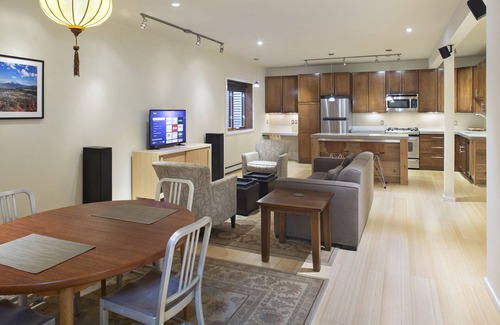Carbondale Apartamento | Elegante y moderno Downtown Oasis - ¡Ubicación perfecta!