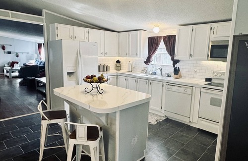 Bracey Cabaña | Carden Cove Lake Gaston, NC. 3 bed/2 bath, 9 beds and Watercrafts!