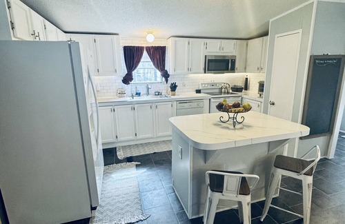 Bracey Cabaña | Carden Cove Lake Gaston, NC. 3 bed/2 bath, 9 beds and Watercrafts!