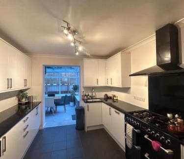 Brighton Casa | Carden Villa 4 Bedroom House With Hot Tub Pet Friendly