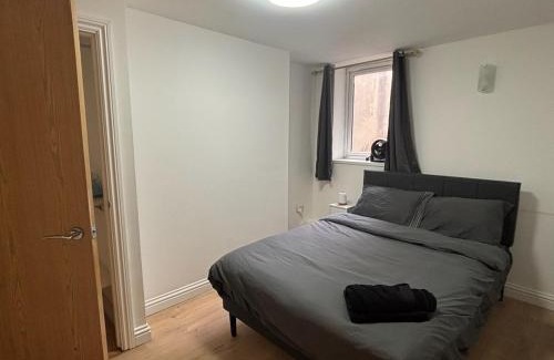 Roath Apartamento | Cardiff Hideaway with Private Garden & Hot Tub
