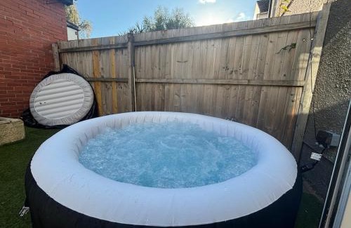 Roath Apartamento | Cardiff Hideaway with Private Garden & Hot Tub