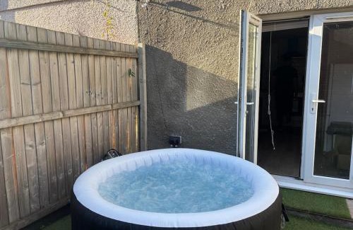 Roath Apartamento | Cardiff Hideaway with Private Garden & Hot Tub