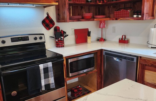 Cayuga Cabaña | Cardinal Cottage on the lake with beautiful views!