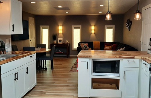 Sierra Vista Casa | Cardinal Oasis, King, 1-bdrm, luxury shower, kitchen, pool/hot tub, BBQ, firepit