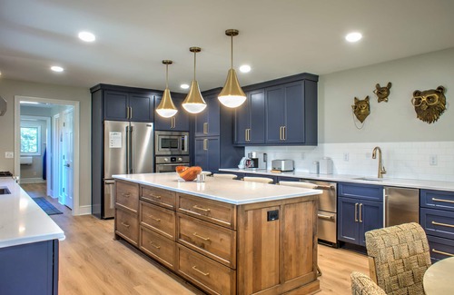 Penrose Casa | Cardinal's Roost 7 bedroom retreat with a hot tub and fire pit